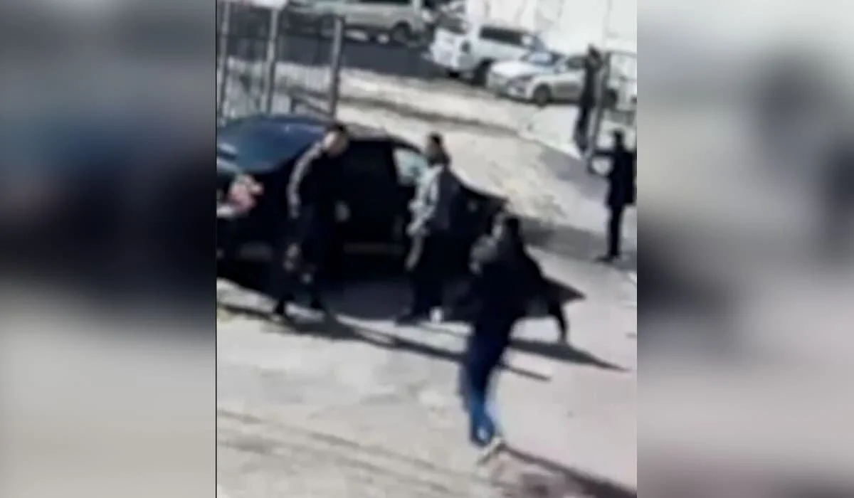 Подросток на авто заехал на территорию школы в Астане и спровоцировал конфликт (ВИДЕО)