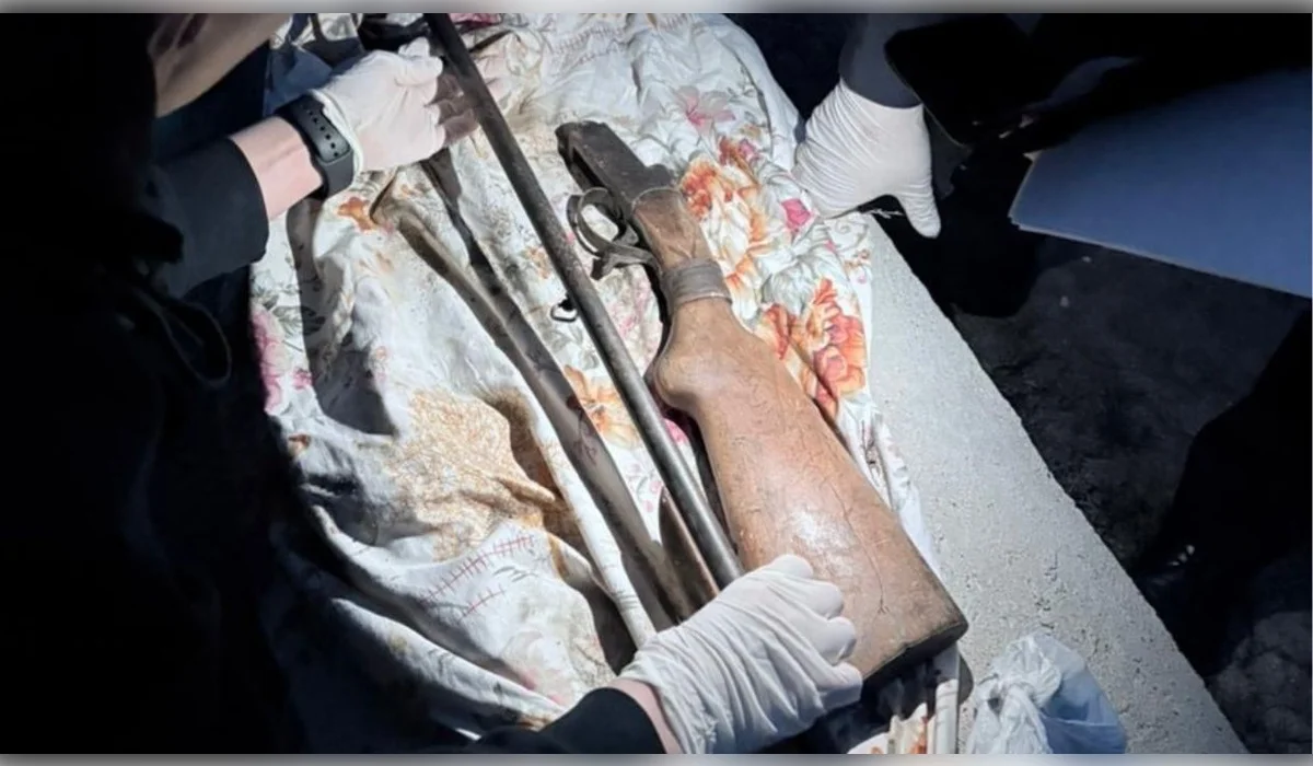 Тайник с ружьем нашли на кладбище в Атырауской области