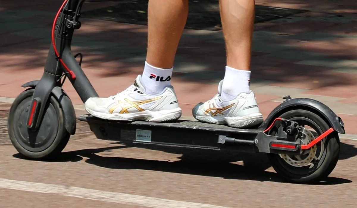 Самокатчик сбил девушку и скрылся с места происшествия в Алматы