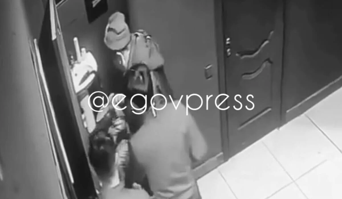 Двух уединившихся в туалете мужчин избили в Уральске (ВИДЕО)