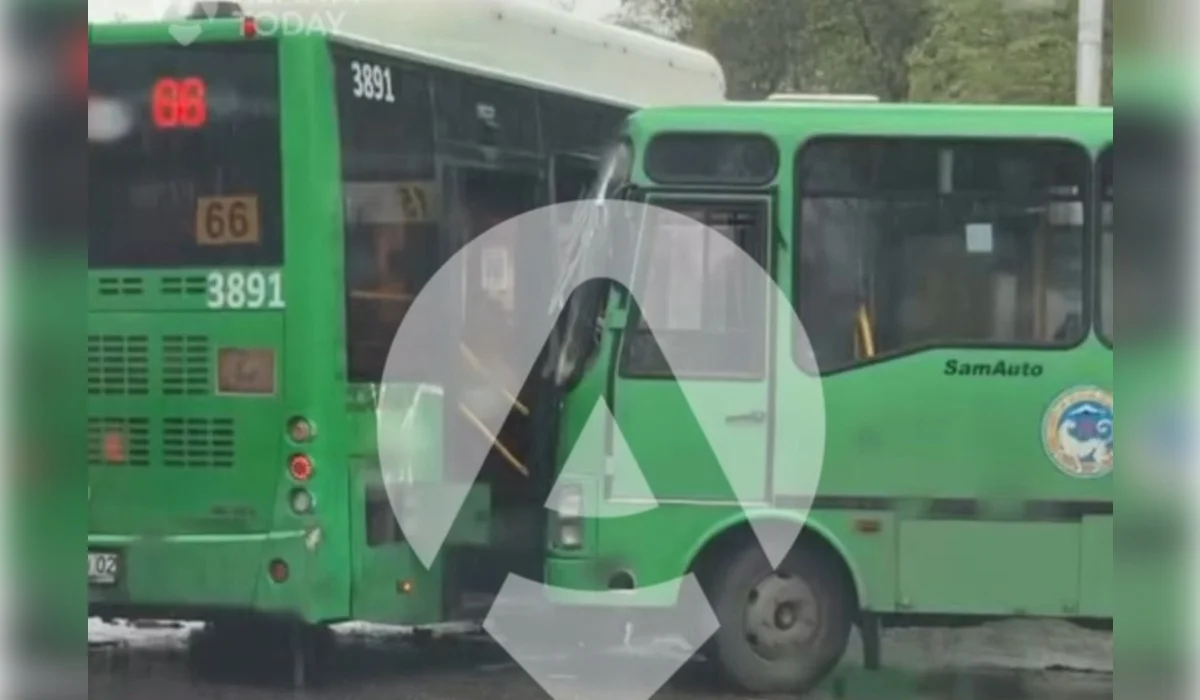 Два автобуса столкнулись в Алматы (ВИДЕО)