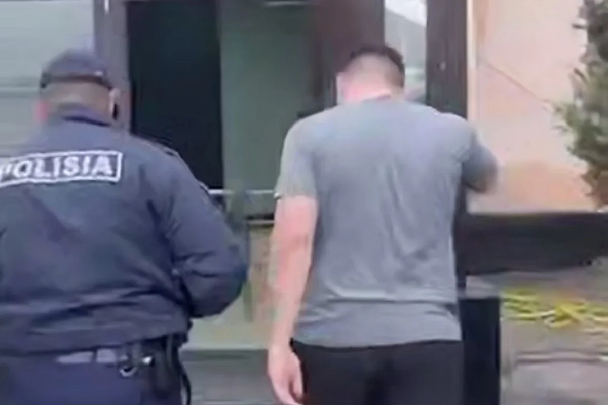 В зоопарке Алматы посетитель кидал камни в льва: нарушителя оштрафовали