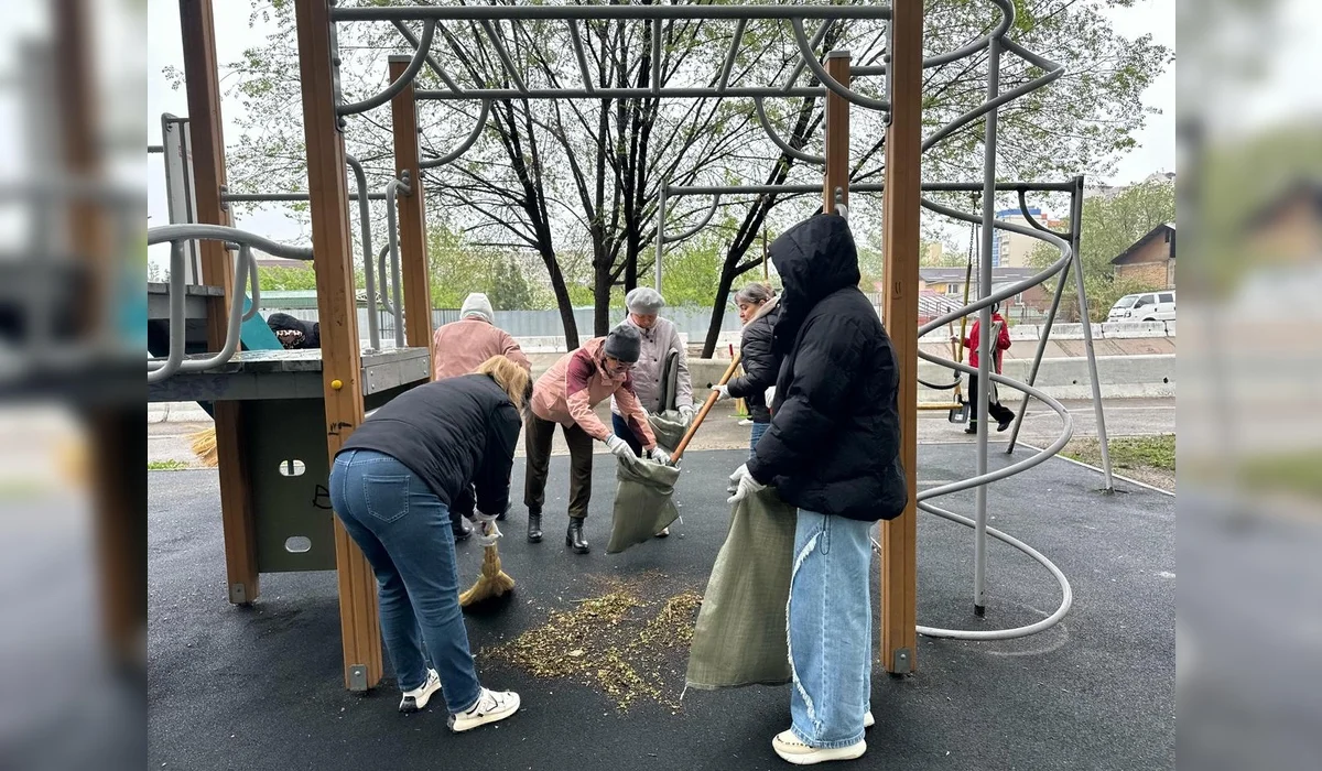 Более 2500 жителей вышли убирать набережную Большой Алматинки