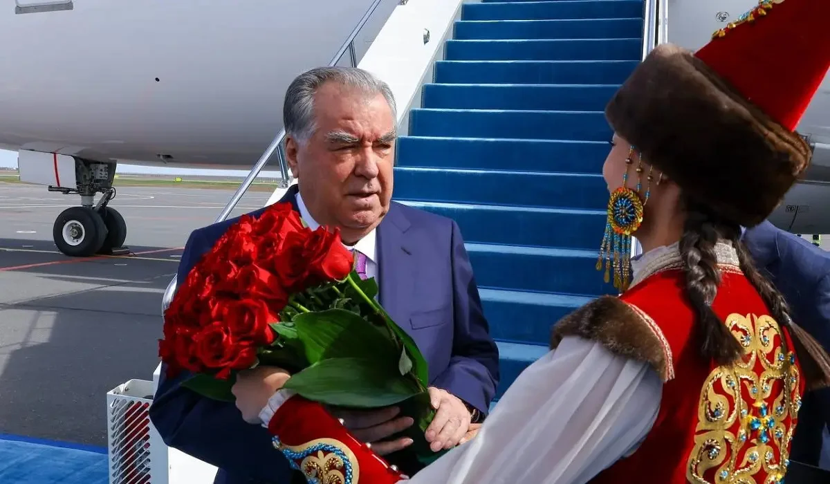 Президент Таджикистана прибыл в Астану