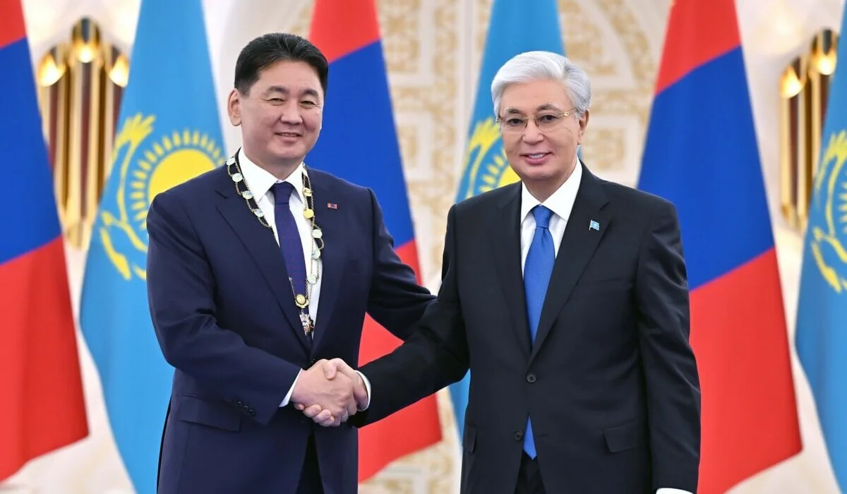Токаев вручил президенту Монголии высшую государственную награду Казахстана