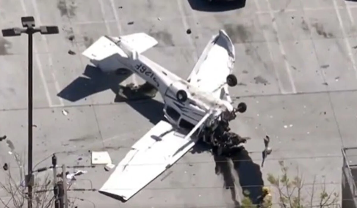 Самолет столкнулся с проводами и рухнул на землю в США (ВИДЕО)
