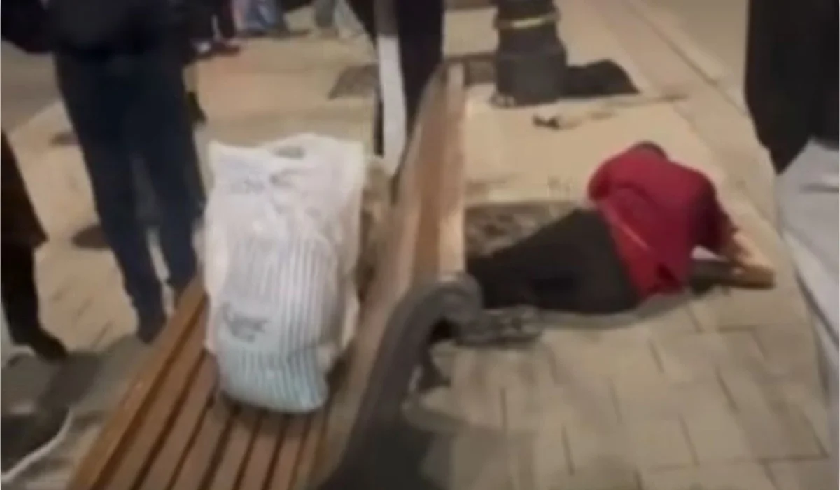 Группа женщин и мужчин отпинала бездомного у вокзала в Астане (ВИДЕО)