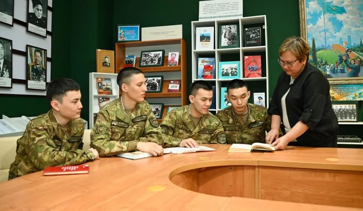 Не менее 5 книг за службу: что читают солдаты армии Казахстана