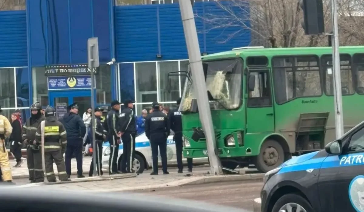 Автобус с пассажирами врезался в столб в Темиртау: есть пострадавшие (ВИДЕО)