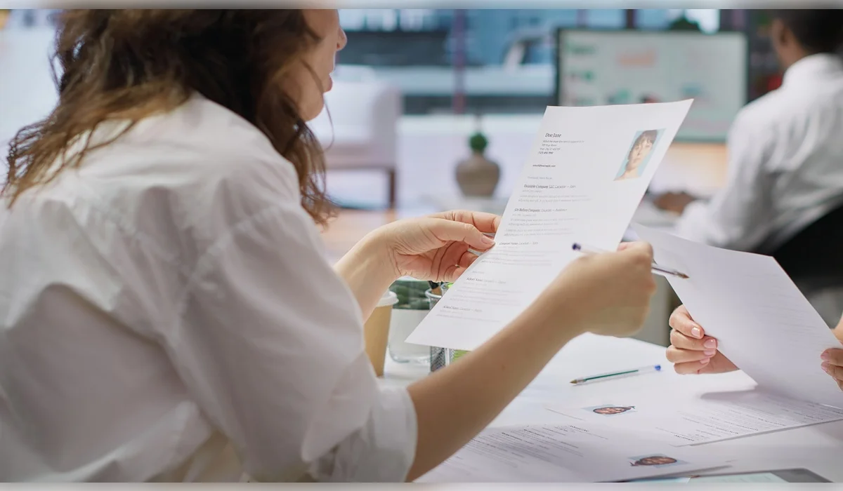 В каких сферах работают молодые казахстанцы и почему это вызывает вопросы