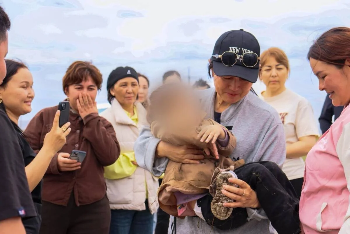 После четырех часов поисков трехлетнюю девочку в ВКО нашли у озера далеко от дома