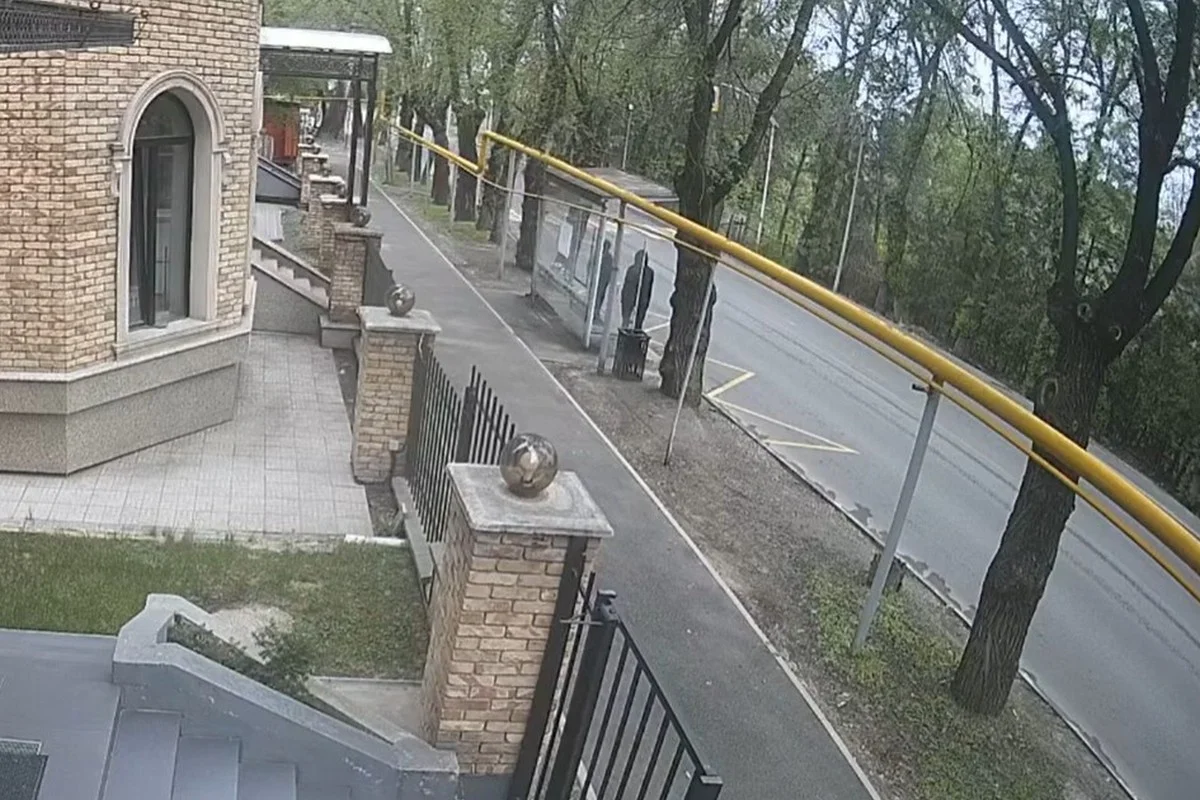 Пенсионерку жестоко избил мужчина на автобусной остановке в Алматы