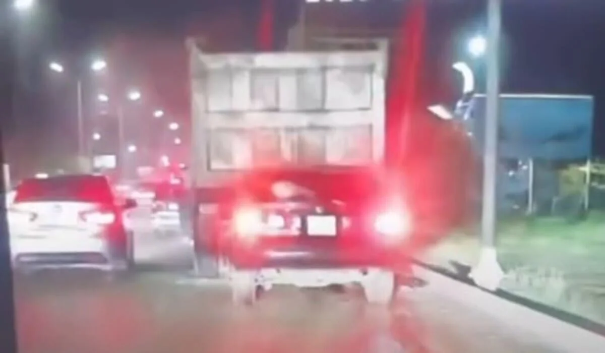 Легковушка влетела в грузовик на трассе близ Алматы (ВИДЕО)