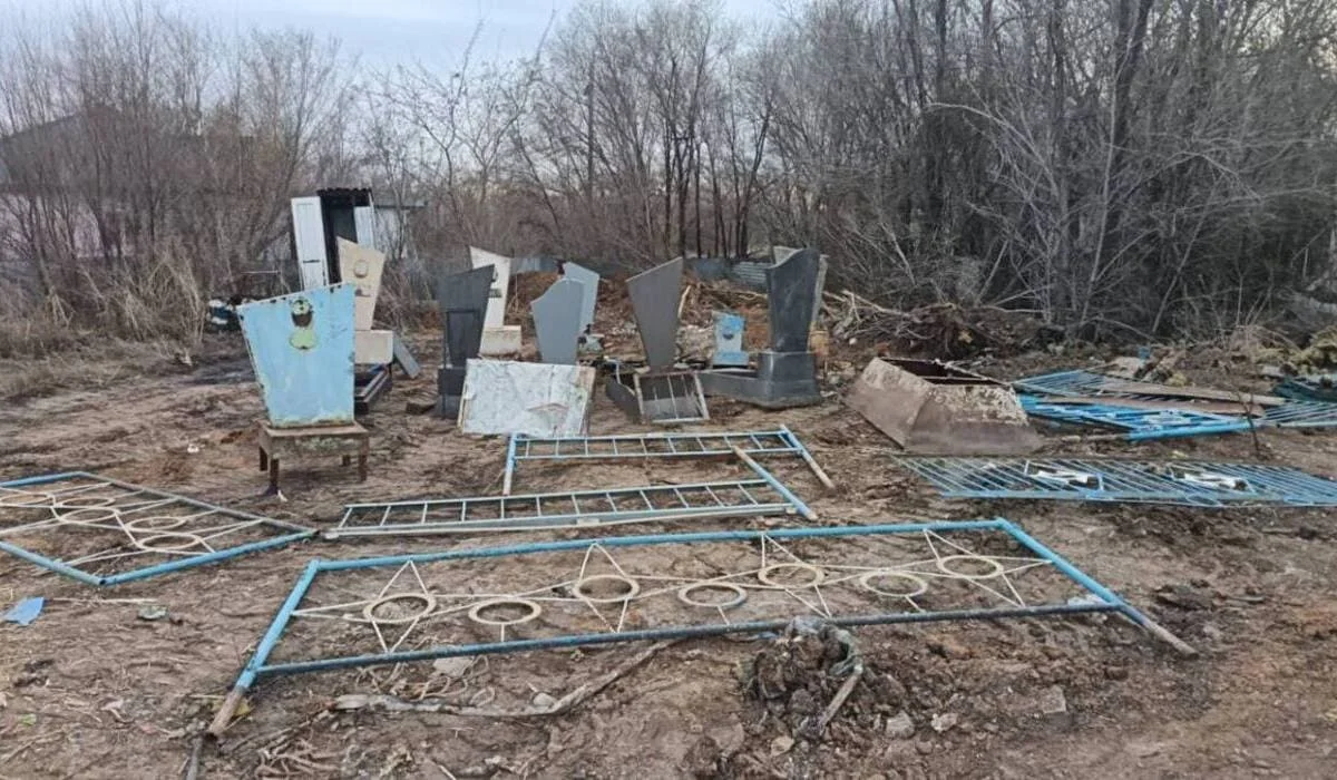 Выносили с кладбища надгробия, оградки и продавали: виновных ищут в Астане