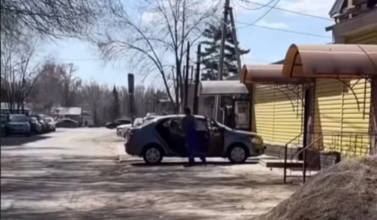 Мужчина разбил автомобиль в Усть-Каменогорске средь бела дня (ВИДЕО)