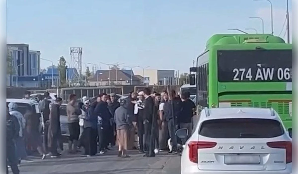 Автобус сбил ребенка на трассе Атырау - Дамба