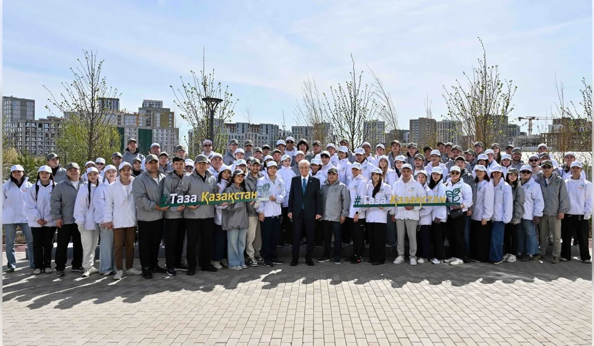 Токаев посадил дерево в парке «Самал» в рамках акции «Таза Қазақстан»