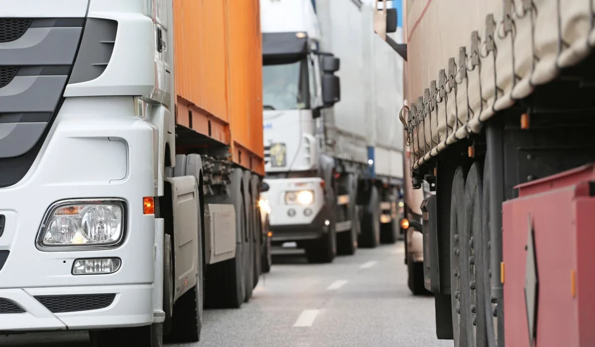 По указанию начальства: водители самосвалов в Астане заблокировали дорогу грунтом