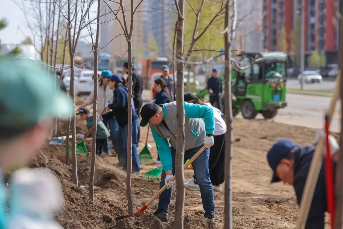 Партия «AMANAT» провела городской субботник в Астане в поддержку экологической инициативы