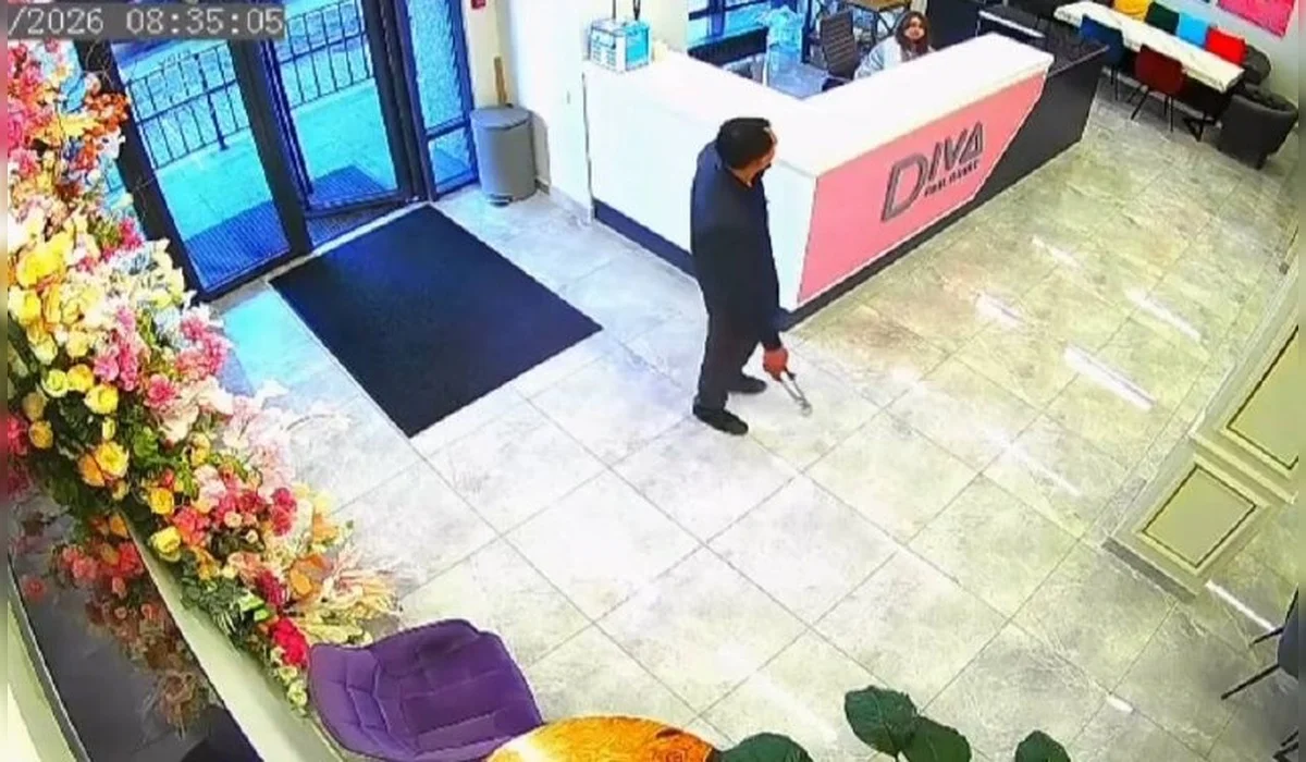 «Вдруг я кого-то убил»: посетитель в крови поверг в шок сотрудницу салона в Алматы