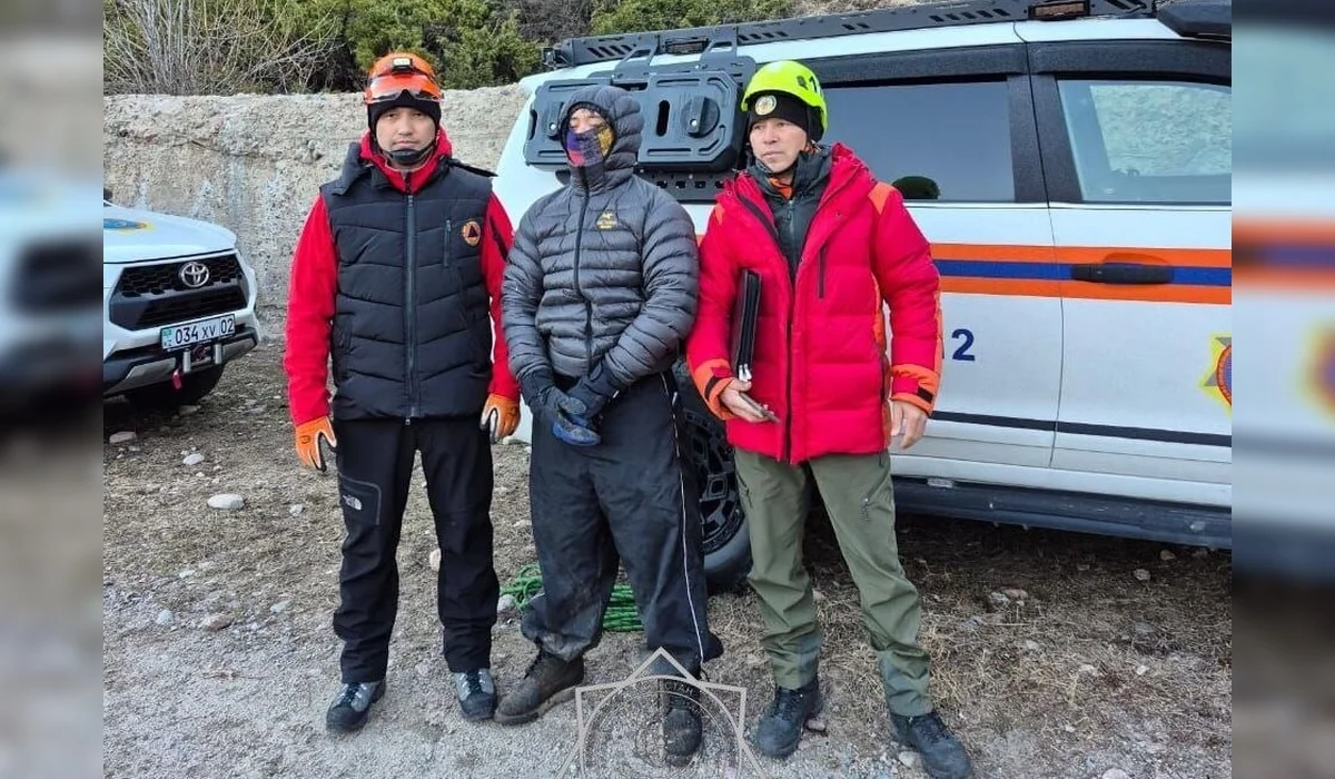 Пропал на высоте 4300 метров: спасатели всю ночь искали туриста в горах Алматы