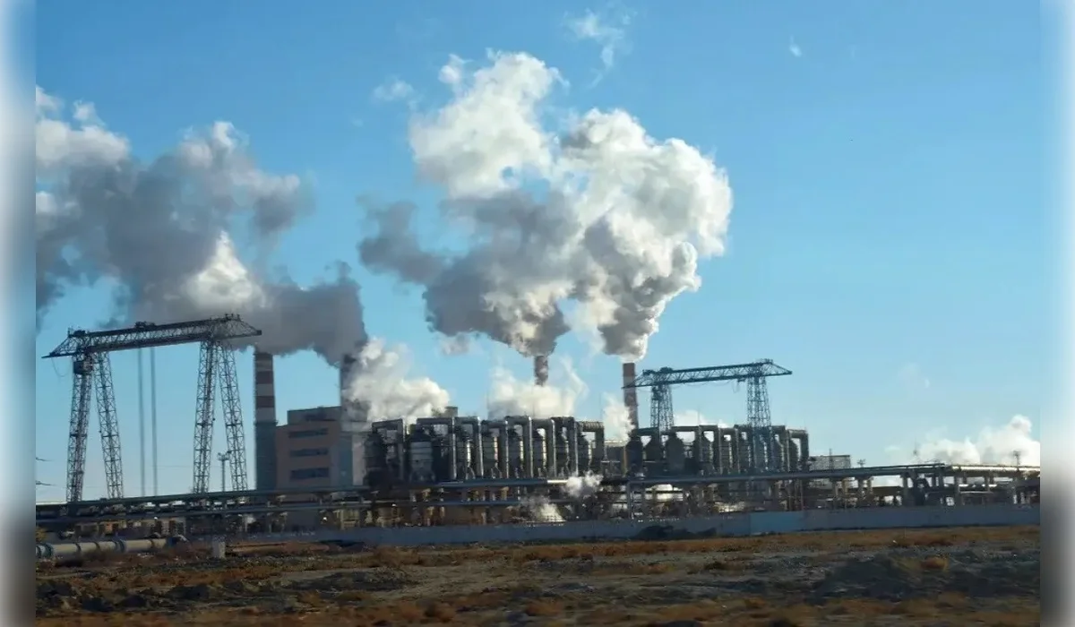 Выброс кислоты на заводе в Актау: двое рабочих с ожогами попали в больницу