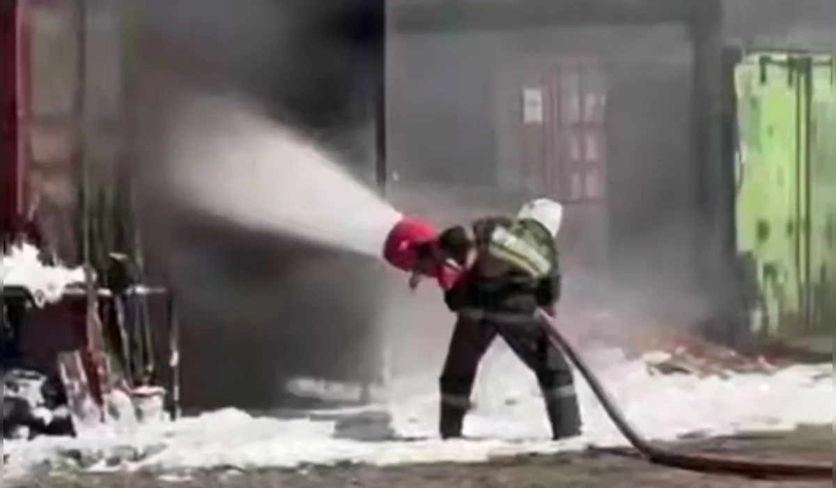 Спасатели предотвратили взрыв при тушении пожара на СТО в Усть-Каменогорске