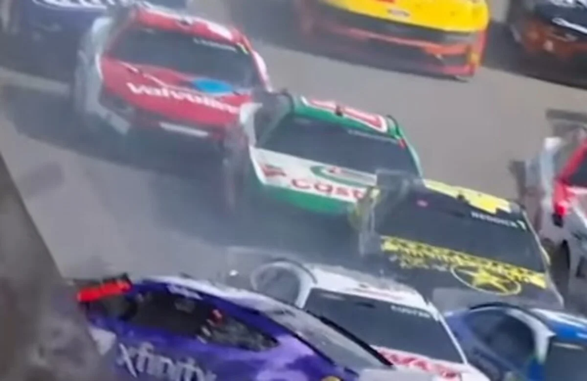 Гонка в США обернулась массовым ДТП: столкнулись около 30 машин (ВИДЕО)