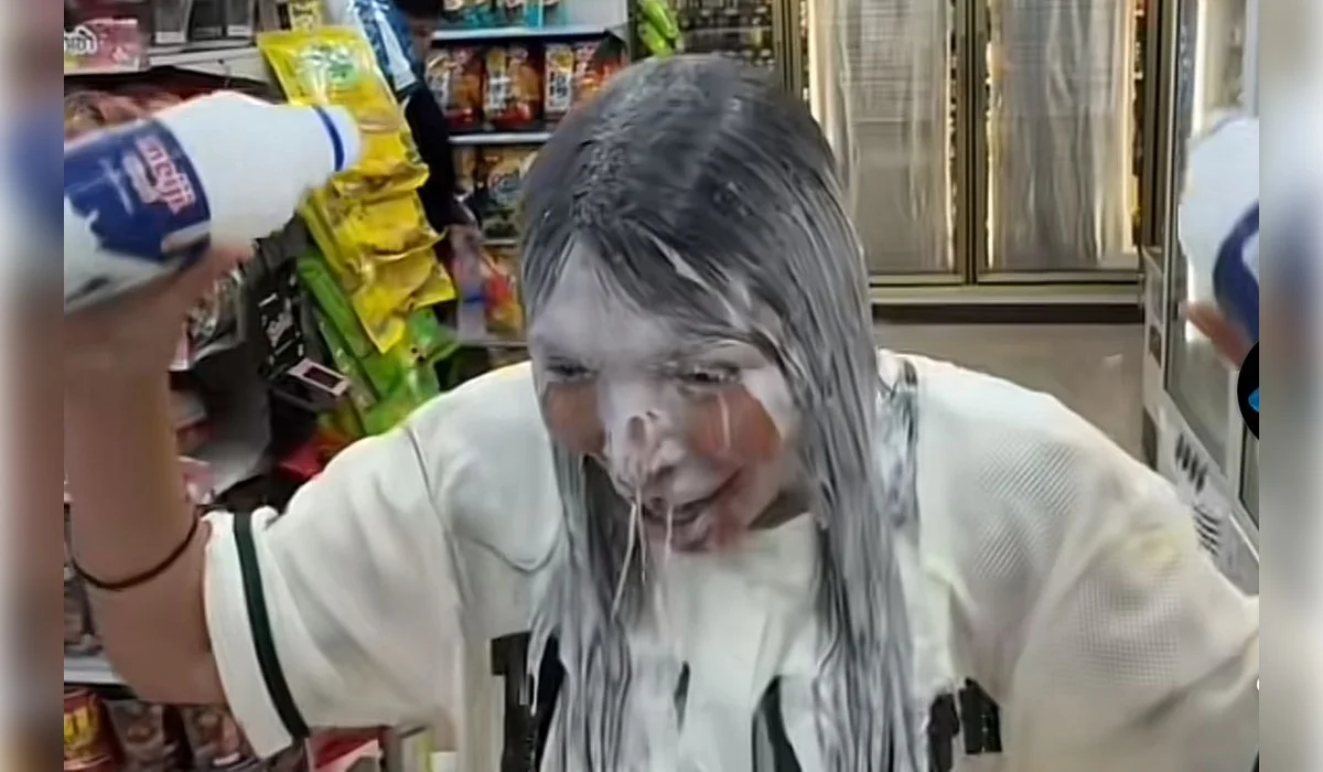 Казахстанская блогерша высыпала снеки на голову и облилась молоком в тайском 7-Eleven