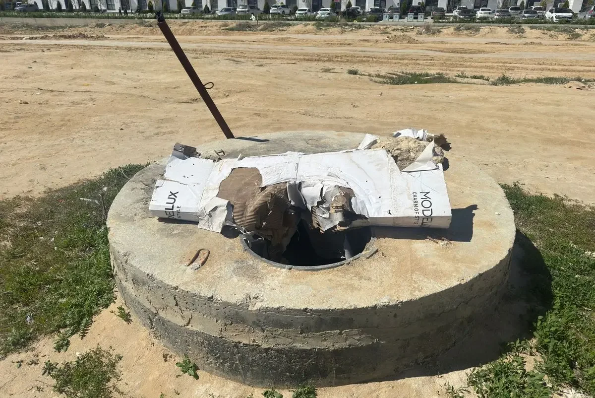 Девочка упала в прикрытый картонкой канализационный люк в Актау