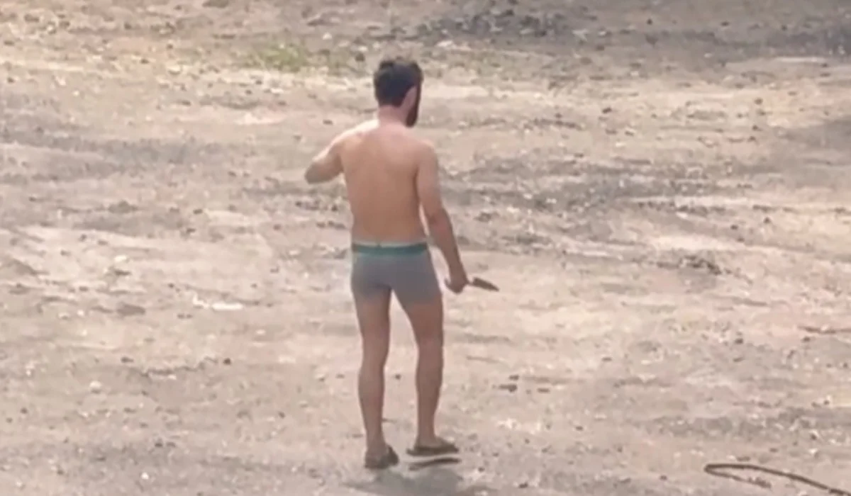 Голый мужчина с ножом пугал прохожих в Алматы (ВИДЕО)