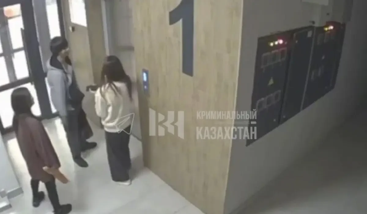 Мужчина устроил дебош в подъезде и избил девушку в Алматы (ВИДЕО)