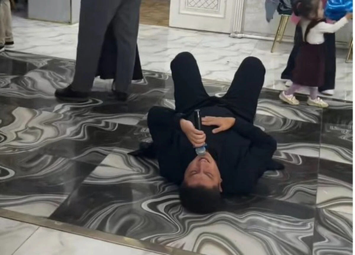 Пел лежа на полу: видео с тоя вызвало неоднозначную реакцию в сети