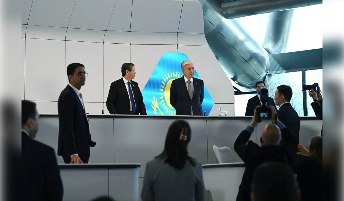 Токаев и Герцог посетили центр искусственного интеллекта Alem.ai