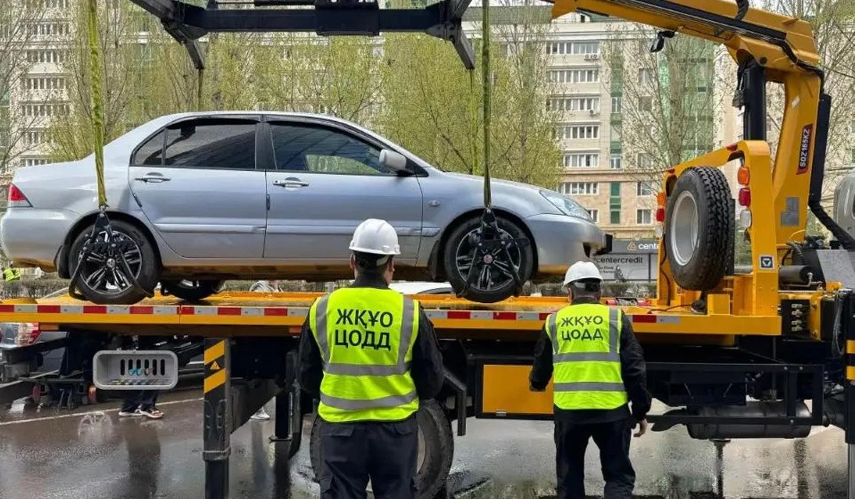 Эвакуаторы увозят машины за неправильную парковку в Астане