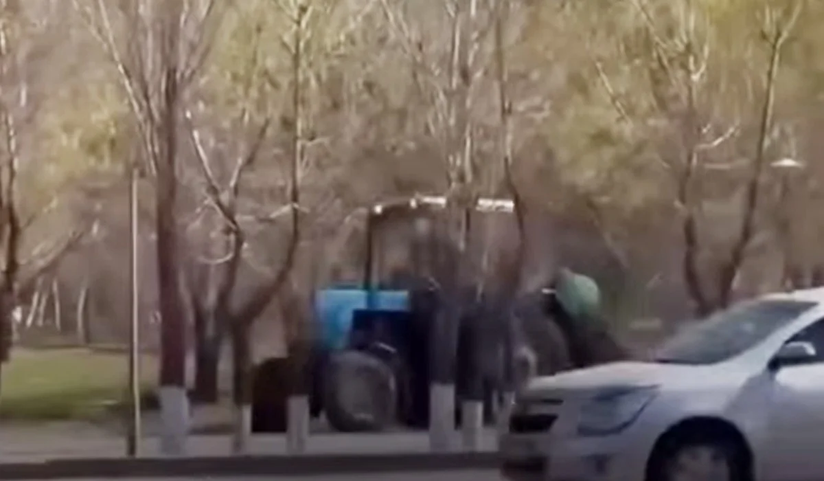 Погоня с трактором по тротуару в Астане попала на видео