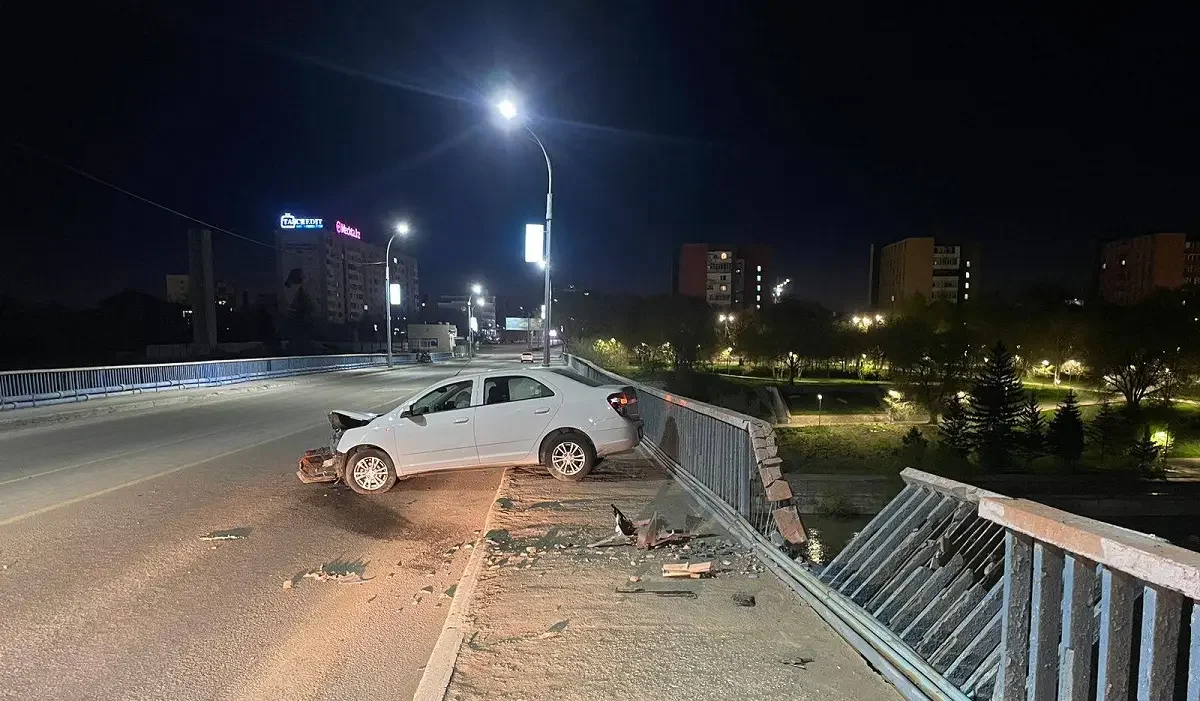 Лопнула шина: водитель снес ограждение моста в Семее