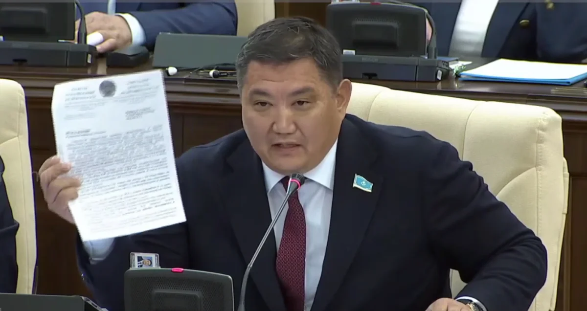 «Деньги детей по карманам»: Базарбек обвинил систему ЧСИ в масштабных хищениях