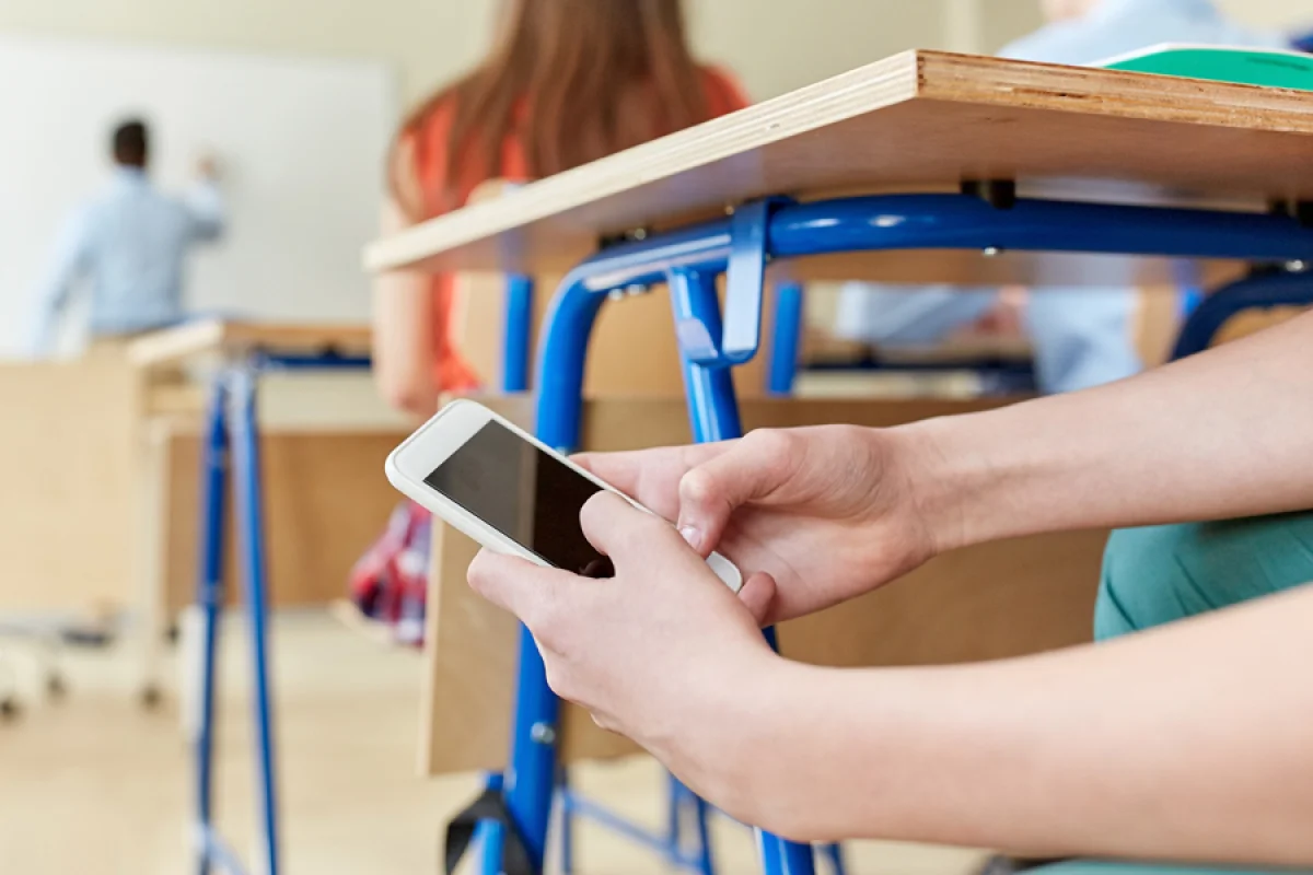 Депутат «AMANAT» раскритиковал поспешный запрет телефонов в казахстанских школах