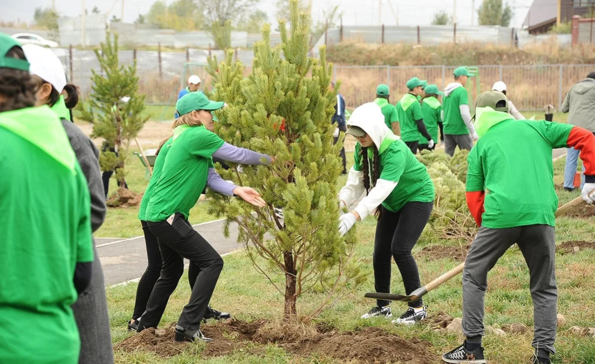 Алматы присоединился к республиканской акции по посадке деревьев выпускниками