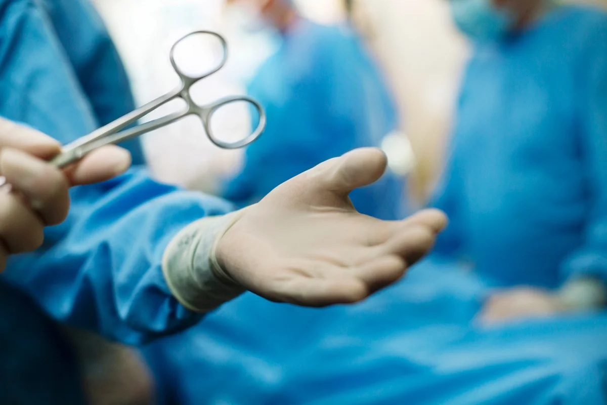 После процедуры обрезания на дому дети попали в больницу в ВКО