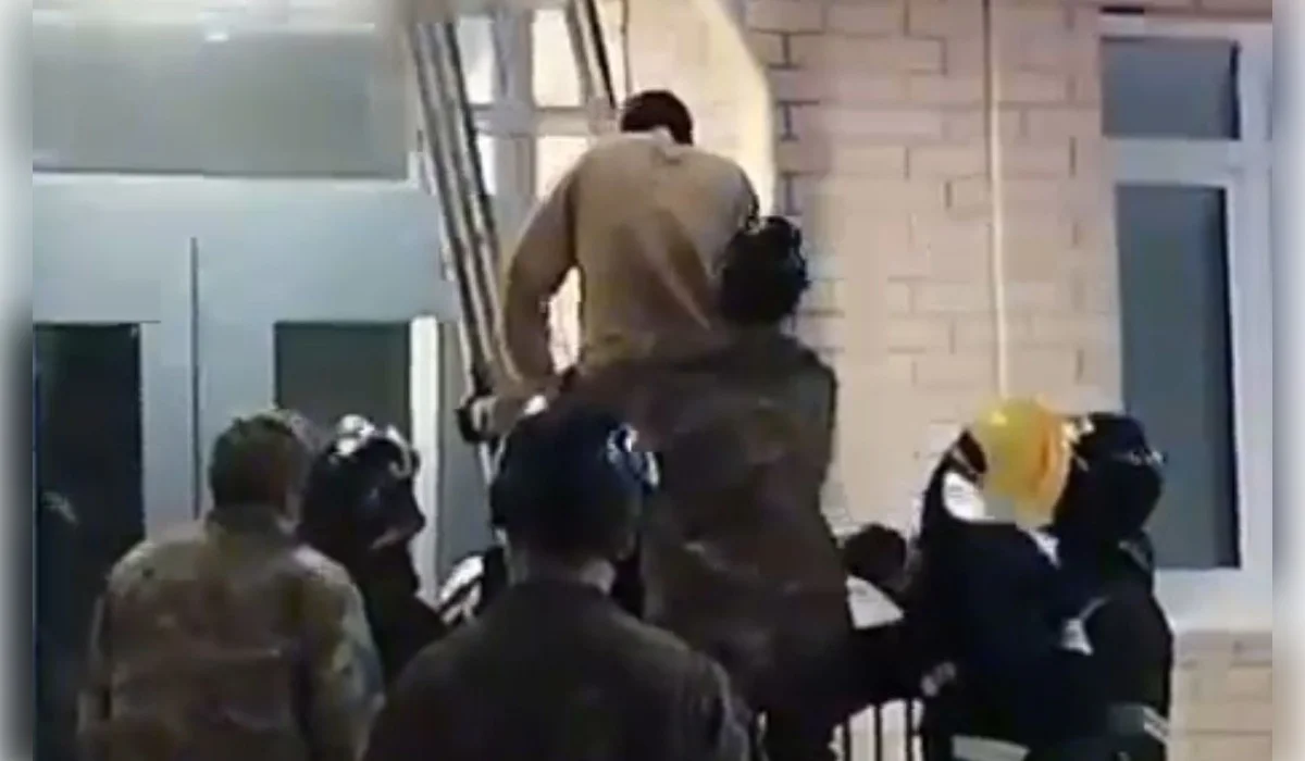 Молодой человек выпал из окна третьего этажа в Караганде (ВИДЕО)