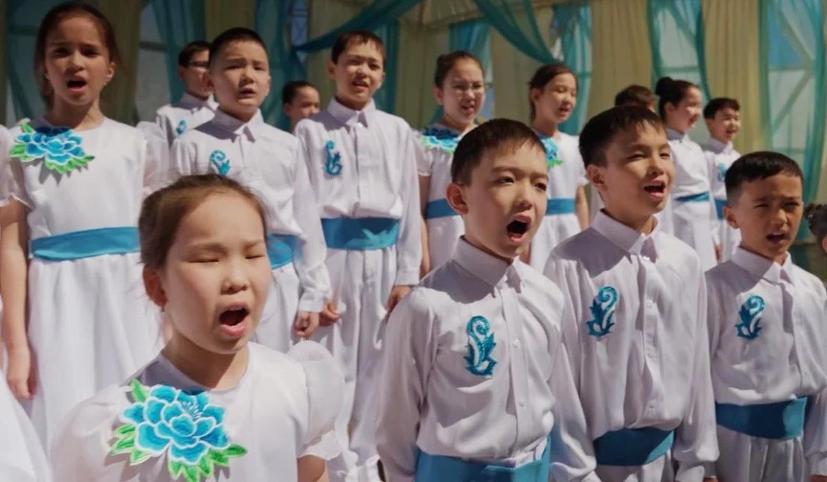Три тысяч столичных школьников исполнили песню «Ақ көгершін» ко Дню единства