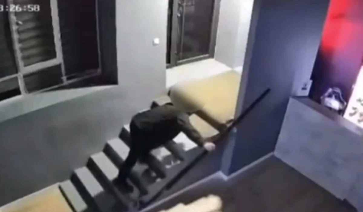 Пьяный астанчанин справил нужду в компьютерном клубе (ВИДЕО)