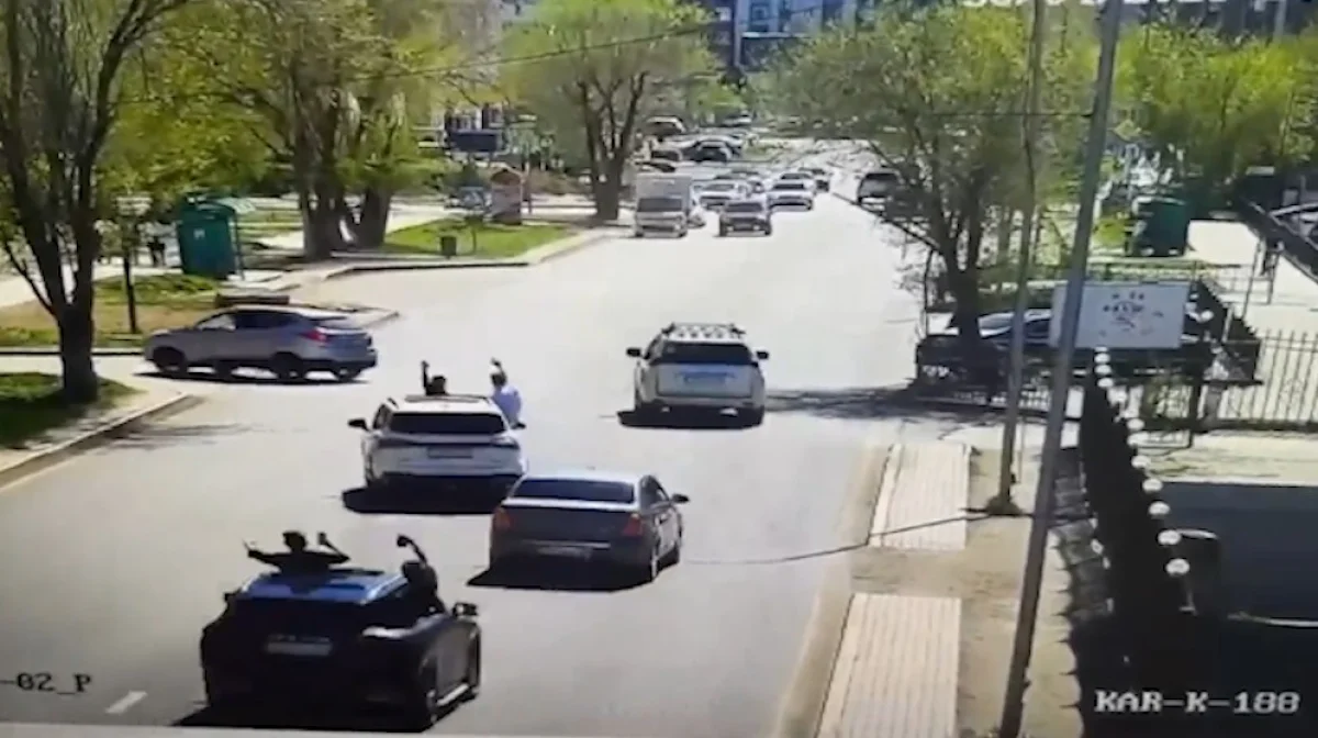 Гнали по встречке, выпрыгивали на ходу: группу лихачей задержали в Караганде (ВИДЕО)