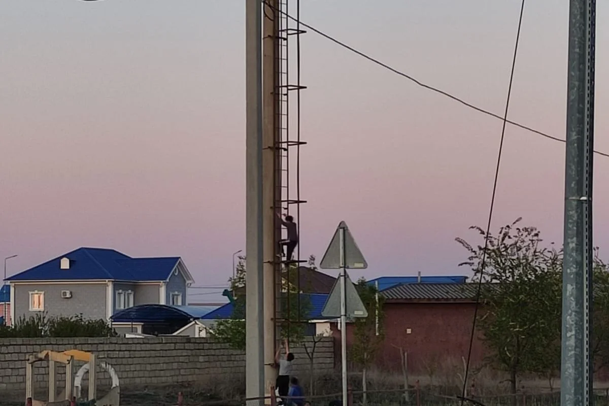 Опасную вышку установили посреди детской площадки в селе Атырауской области