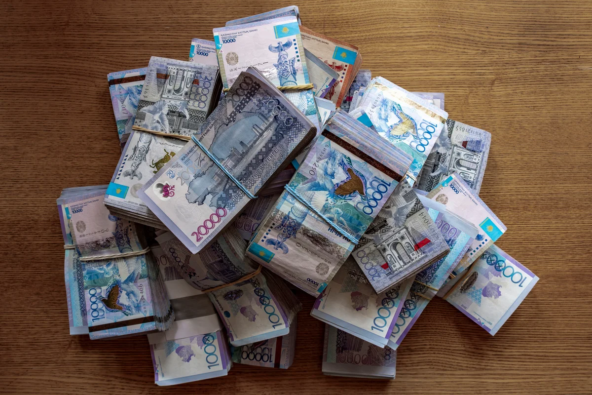 Астанчанин упаковал в коробку 21 млн тенге и собственноручно отдал мошенникам