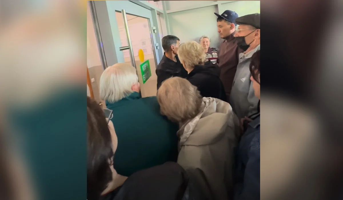 «Голодные игры» в поликлинике: давку за талонами сняли в Павлодаре (ВИДЕО)