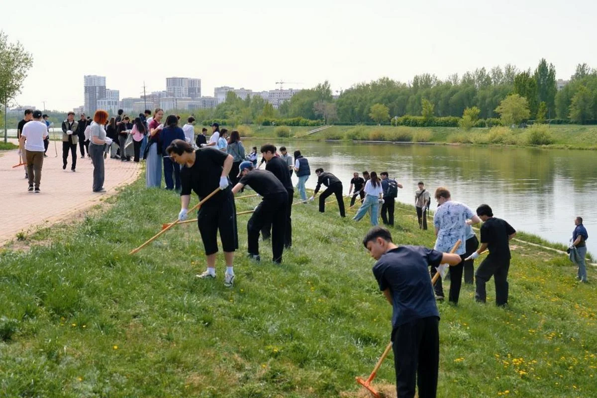 Экоакция молодежи в Астане: более 100 человек провели уборку на набережной Есиля