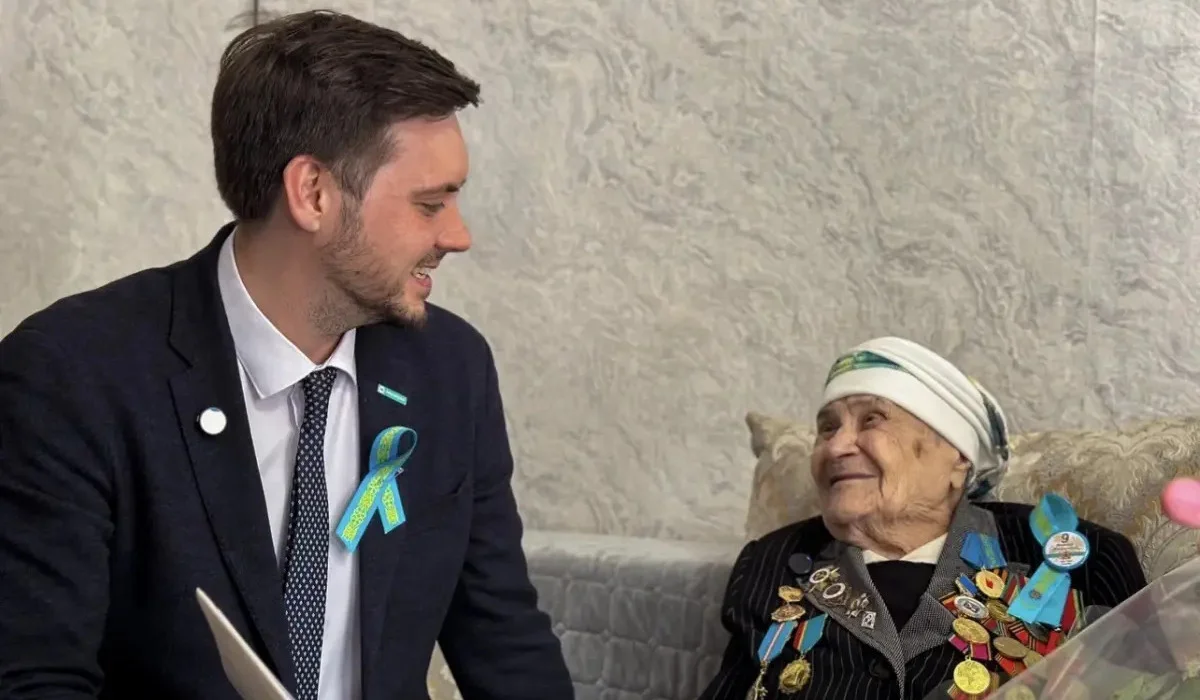 Подвиг милосердия: секретарь партии Александр Данилов поздравил 102-летнего ветерана Анну Котову с Днем Победы